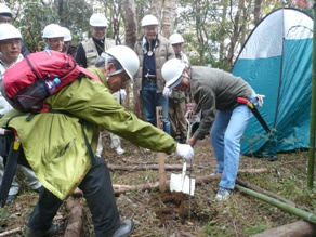 関西熱化学からの参加者による植樹。