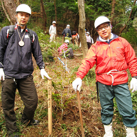グループ会社（関西熱化学、コベルコ・コンプレッサ）のおふたりにも植樹をしてもらいました。