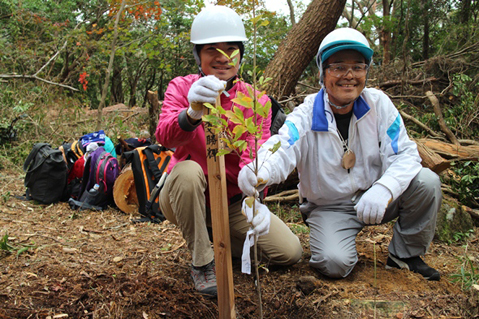 加古川製鉄所、神鋼環境ソリューションから初参加の2人はコナラを植樹しました。