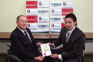 Former Captain Hisateru Hirashima (right) at the presentation ceremony