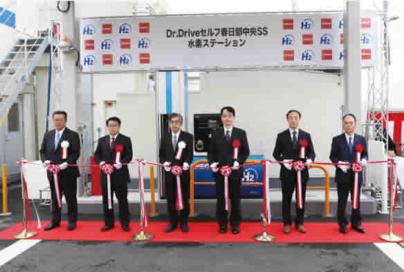Opening ceremony for commercial hydrogen fueling station (At far right: Shinko Engineering & Maintenance President Takahiko Sato)