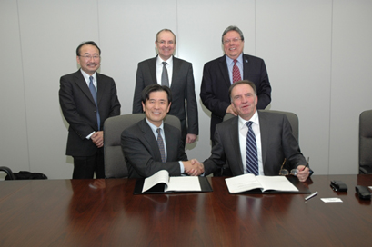 Shohei Manabe, Executive Officer, Kobe Steel, and head of the Iron Unit Division and Marc Solvi, Chief Executive Officer, Paul Wurth, shake hands after signing the construction license agreement. 