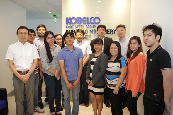 The staff of Kobelco Machinery Philippines with President Miyoshi Sagesaka (back row, second from the right). Mr. Sagesaka is concurrently general manager of the Rotating Machinery Plant at Kobe Steel’s Takasago Works in Takasago, Hyogo Prefecture, Japan.