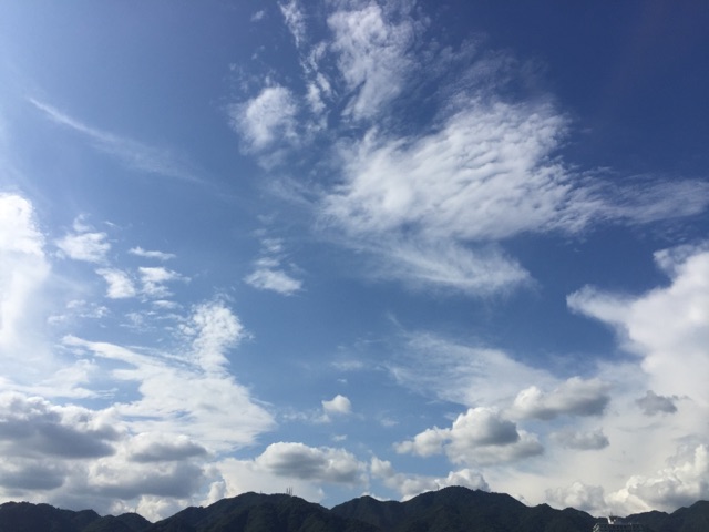 本社屋上から見た空と六甲山