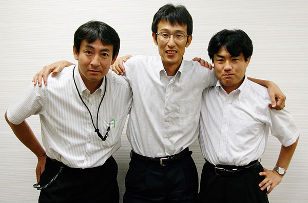 今回タッグを組んだ3人の担当者たち。左から神鋼建材工業・幸田隆史課長、神戸製鋼・中村正信主任部員、神鋼スラグ製品・松元弘昭係長