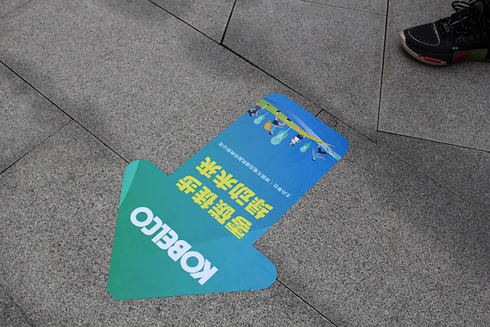 KOBELCOロゴが入ったイベントの案内サイン