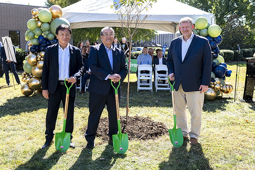 左から、オカメザクラを囲む神戸製鋼所元行執行役員、勝川社長、Midrex社KC Woody社長兼CEO