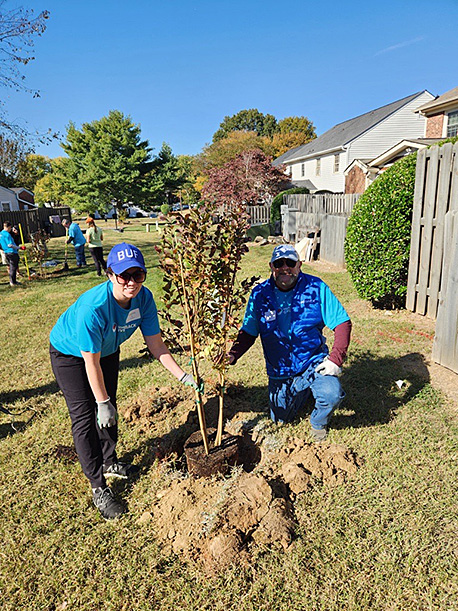 10月17日にMidrex社員により行われた植樹の様子2