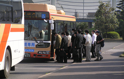 ハイブリッドバスによる通勤風景