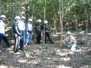 森林整備作業の説明に聞き入る参加者。