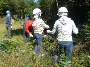 子どもたちにも森林整備作業を体験してもらいました。