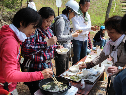 お昼休みには、里山の恵みである山菜やしいたけの天ぷらを作って、みんなで味わいました。
