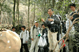 A lecturer gives a presentation about the natural environment on Mt. Rokko. 