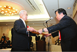 Kobe Steel Chairman Koshi Mizukoshi receiving the Prime Minister's Award in April 2008