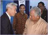 Indonesian Minister Prof. Dr. Purnomo Yusgiantoro (right) and former Kobe Steel President Yasuo Inubushi