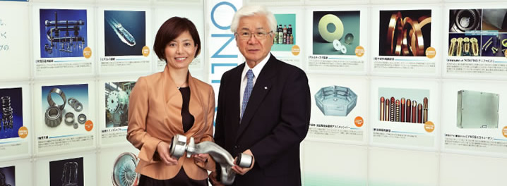 Freelance announcer Mitsuyo Kusano talks to Kobe Steel President and CEO Hiroshi Sato