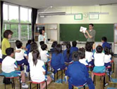 An class using easy-to-understand English teaching materials