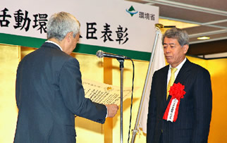 SK80H hybrid hydraulic excavator receives Minister of the Environment Award for the Prevention of Global Warming