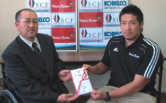 Captain Hisateru Hirashima (right) at the presentation ceremony