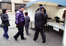 Participants arrive at the destination of the Kobelco 1/17 Walk. (January 2011)