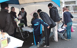 Participants arrive at the destination of the Kobelco 1/17 Walk. (January 2012)