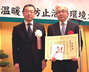 Director and Executive Officer Keisuke Okamoto (right) receiving award from then-current Minister of the Environment Hiroyuki Nagahama