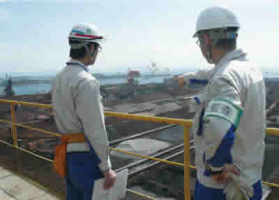 Checking dust countermeasures at the raw materials yard, as part of an environmental audit (Kakogawa Works)