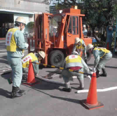 Drill for responding to forklift oil leaks (Shinko Kenzai, Ltd.)