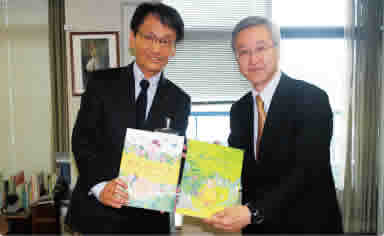 Picture book presentation ceremony (left: Kobe City Board of Education Superintendent Shinnosuke Yukimura)