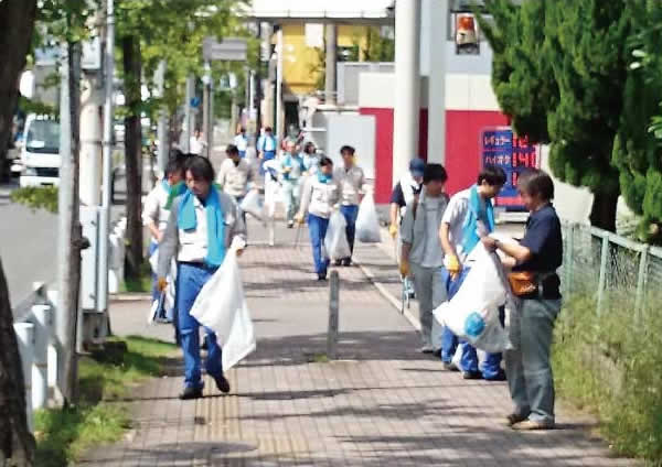 Participating in simultaneous cleanup activities along the central loop route in Osaka