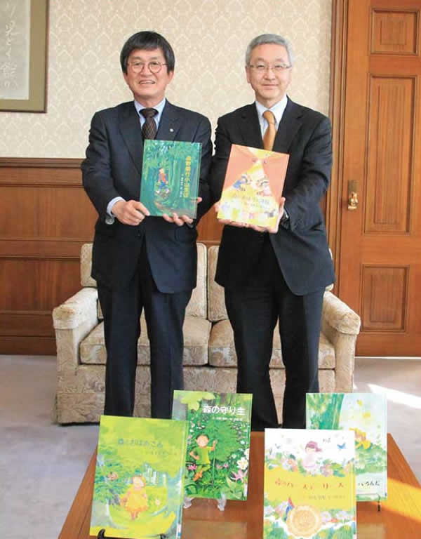 Picture book presentation ceremony
(Left: Hyogo Prefectural Library Director Osamu Zenbu)