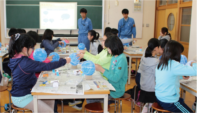 "Monozukuri Classroom" Guest Lessons Held at Local Elementary Schools