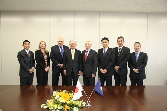 Governor Steve Beshear（fourth from right）with President and CEO Hiroya Kawasaki（fourth from left）