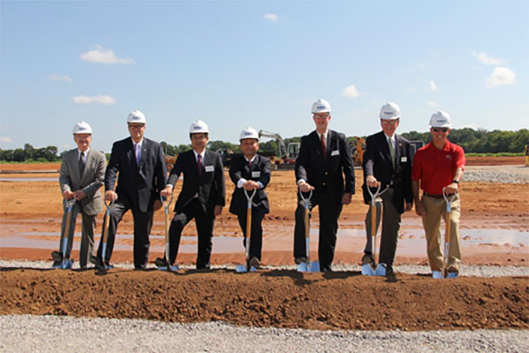 Groundbreaking ceremony for KPEX: Kobe Steel’s Managing Executive Officer Takumi Fujii is third from left.