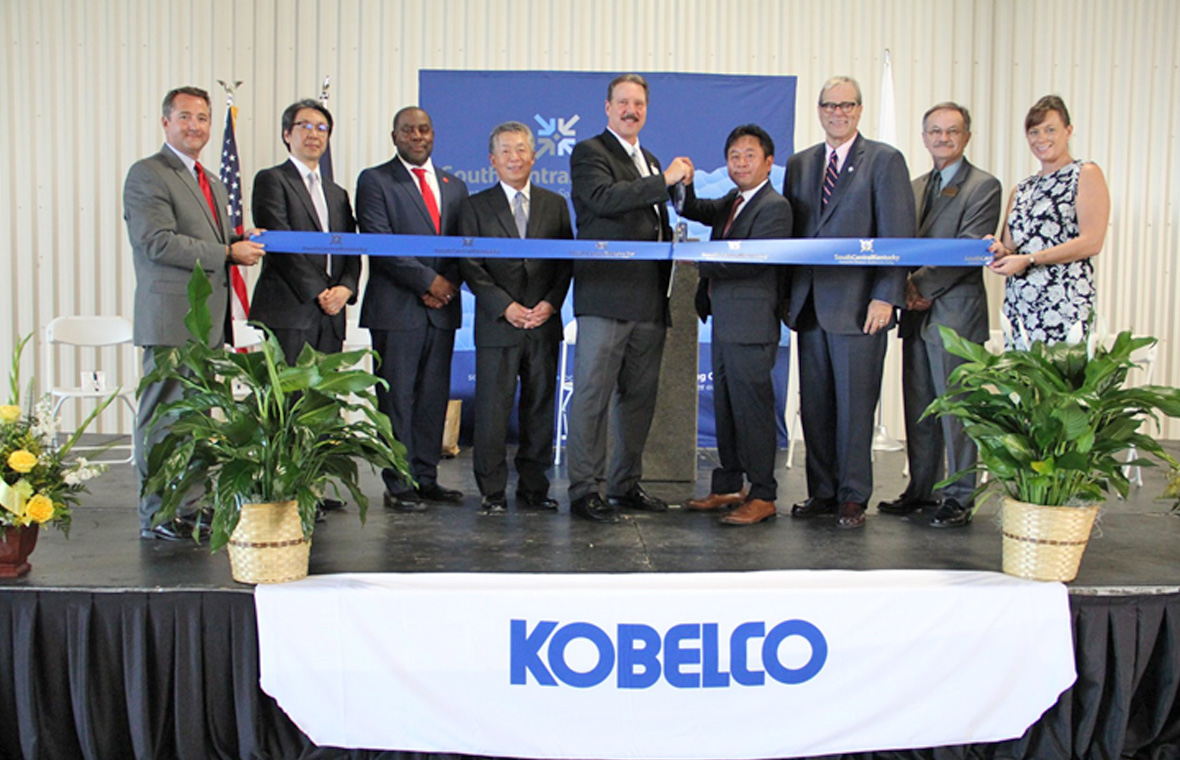 Ribbon cutting ceremony at KPEX: Fourth from left is Kobe Steel Senior Managing Executive Officer Yukimasa Miyashita. Sixth from left is KPEX President Hitoshi Arimura.