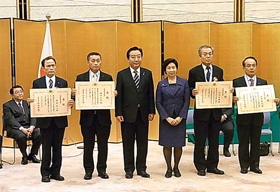 首相官邸での授賞式（左から2番目が綱川氏）