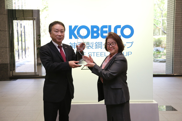 Yoshiko Tanahashi, Vice President, Strategic Accounts and Partners, Clarivate Analytics (right) presents the trophy to Kobe Steel’s Toshiya Miyake, Director, Managing Executive Officer, who oversees research and development at the company.