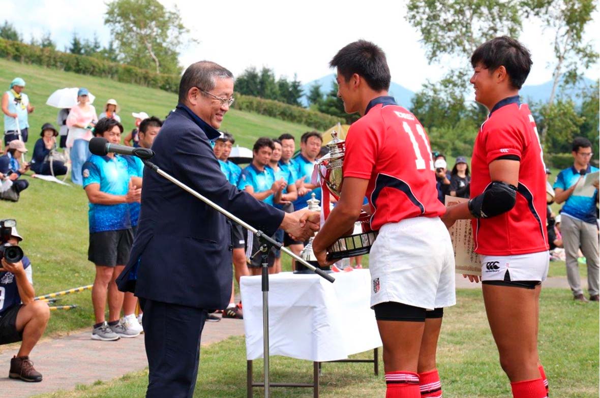 トロフィー授与の様子（取締役専務執行役員　勝川 四志彦）