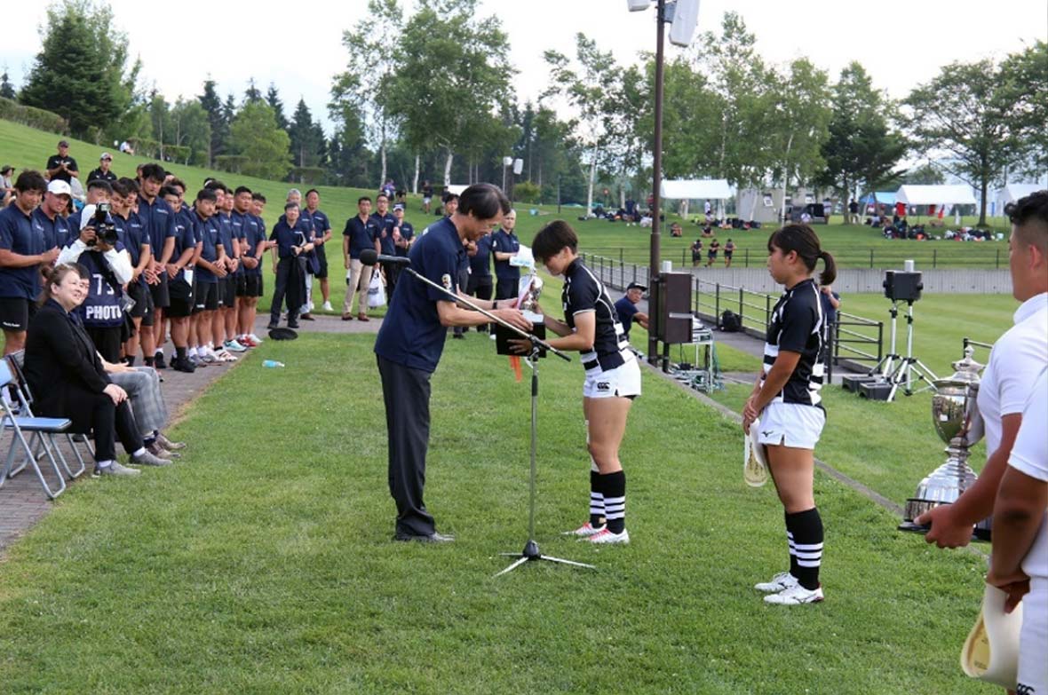 （閉会式：永良副社長からKOBELCO CUPの授与）