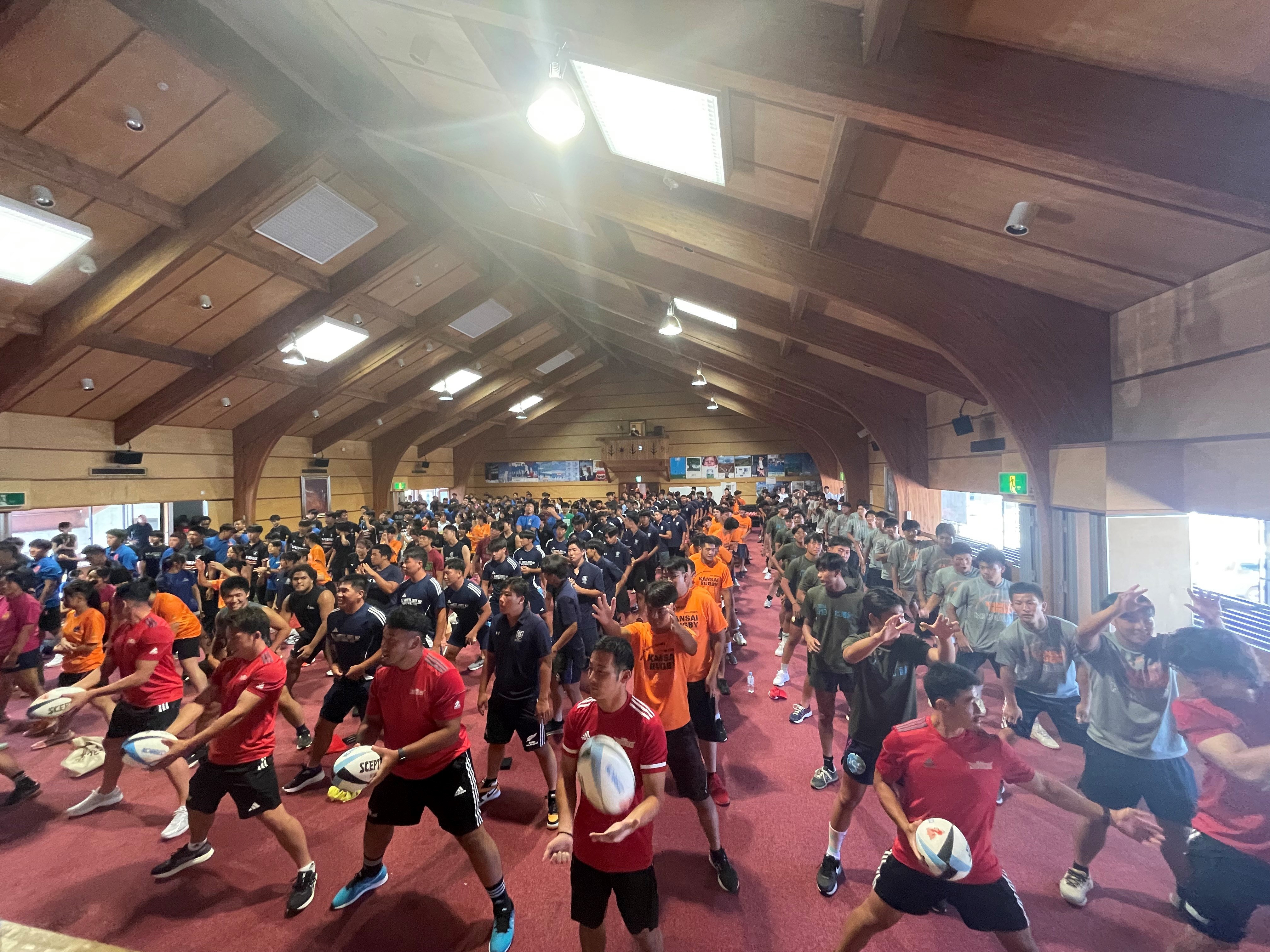 神戸スティーラーズ選手と高校生ラガーとの交流会の様子