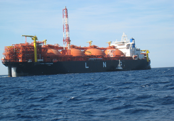 「FSRU Toscana」外洋に恒久的に設置された世界初の洋上LNG貯蔵・再ガス化設備