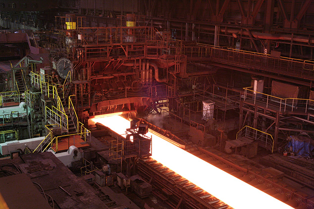 写真　加古川製鉄所厚板工場　仕上圧延機