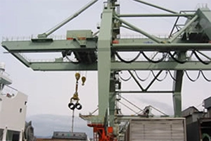 ① 岸壁クレーン荷役（加古川製鉄所）