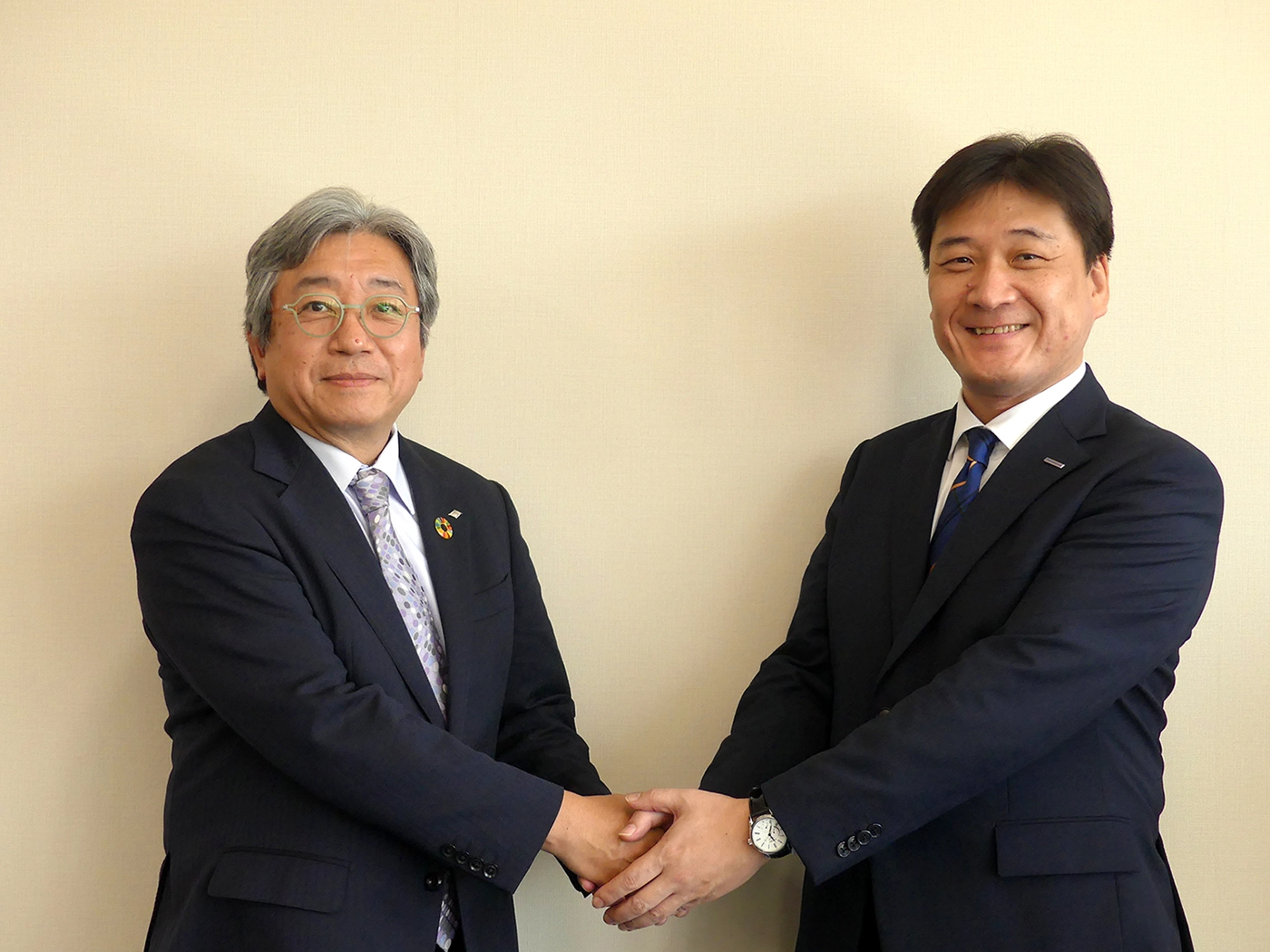 (写真左)神戸製鋼所 溶接事業部門長 末永 和之 ・(写真右)パナソニック コネクト 溶接プロセス事業部長 大塚 隆史