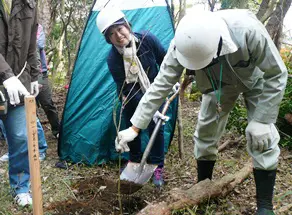 コベルコパーソネルからの参加者による植樹。