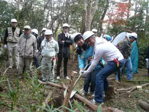 コベルコシステムからの参加者による植樹。