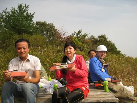 お昼の時間。作業を終えて、自然に囲まれてのお弁当はいっそうおいしく感じますね。
