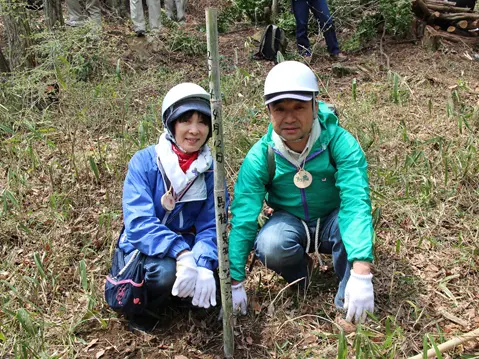 ご夫婦で初参加されたお二人に記念の植樹をしていただきました。
