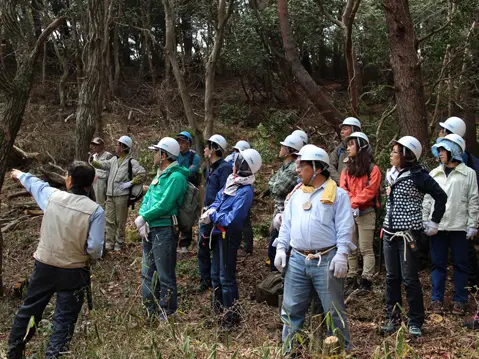 午後からはNPOの方による森の自然観察会を行いました。