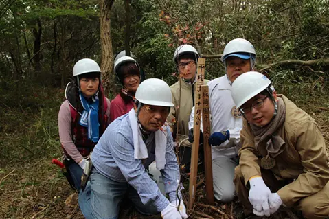 西日本コベルコ建機のみなさんは、イロハモミジを植えました。